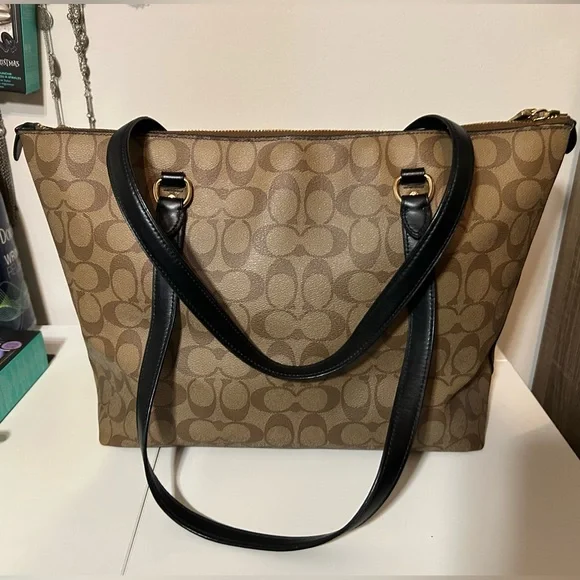 Coach Gallery Tote/Tan and Black/Signature Canvas - Picture 4 of 12